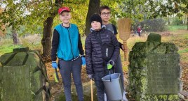 Porządkują łowicki cmentarz ku pamięci Piotra Wysockiego (foto)
