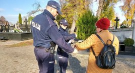 Łowiccy dzielnicowi patrolują cmentarze! Wszystko dla naszego bezpieczeństwa! (foto)