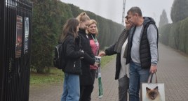Uczniowie łowickiej Dwójki kwestują na cmentarzu Emaus (foto)