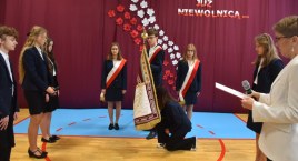 Ślubowanie klas pierwszych i patriotyczna akademia w I LO w Łowiczu (foto,film)