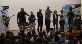 „Szanuję. Nie hejtuję”. Improwizowany spektakl w II LO w Łowiczu (foto, film)