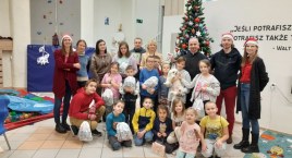 Łowicz. Oblubieńcy obdarowali dzieci ze świetlicy środowiskowej „Przystanek Plus” (foto)