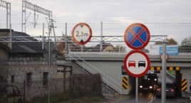 Łowicz. Auto dostawcze utknęło pod bramownicą