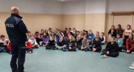 Bezpieczne ferie 2023. Policjanci odwiedzili uczniów z Łowicza i Niedźwiady