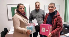 Różowe skrzyneczki trafiają do łowickich podstawówek. W środku tampony i podpaski (foto)