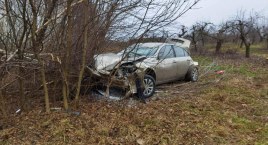 Groźny wypadek w Kompinie. Auto uderzyło w drzewo, cztery osoby ranne 