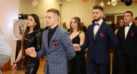 Studniówka 2023 maturzystów z łowickiego Hotelarza (foto, film)