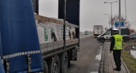 Wiózł ciężarówką nawozy. Szczegółowa kontrola wykazała szereg naruszeń  
