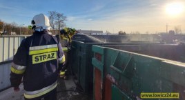 Łowicz. Pożar śmieci na cmentarzu Emaus (foto, film)