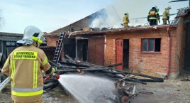 Chruślin. Pożar budynku gospodarczego, ewakuowano kilka sztuk bydła (foto)