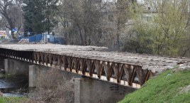 Łowicz. Trwa demontaż betonowych płyt na moście nad Bzurą (foto)