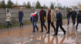 Łowicz. Radni miejscy i przedstawiciele ratusza na ulicy Czajki. „Ta sprawa nadaje się do telewizji” (foto)