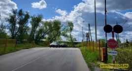 Uszkodzone rogatki i znak STOP na przejeździe kolejowym w Łowiczu 