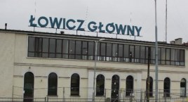 Wiemy gdzie stanie napis - Łowicz Główny - zdjęty z dachu budynku dworca