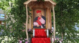 Łowicz. Ołtarze przygotowane na dzisiejsze procesje (Foto)
