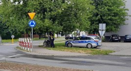 Łowicz. Zderzenie auta z rowerem na rondzie, rowerzystka trafiła do szpitala