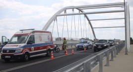 Łowicz. Zdarzenie drogowe na wiadukcie z udziałem motorowerzysty (foto, film)