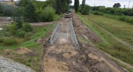 Ruszyła budowa ścieżki pieszo-rowerowej na wałach nad Bzurą (foto)
