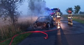 Błędów. Pożar pojazdu BMW, auto doszczętnie spłonęło
