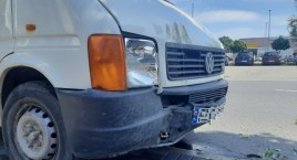 Łowicz. Auto uderzyło w drzewo, mimo to kierowca chciał jechać dalej (foto)