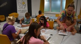 String Art na zakończenie wakacji w Miejskiej Bibliotece w Łowiczu (foto)
