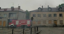 Łowicz. Strażacy pomogli w zniesieniu pacjentki do karetki