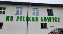 Napis - KS Pelikan Łowicz - widoczny z daleka!