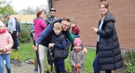 Kwiecista siódemka. Przybyło nowych nasadzeń na terenie SP nr 7 w Łowiczu (foto)
