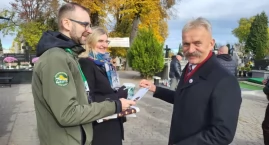 Kwestują na rzecz ratowania zabytkowych łowickich grobów (foto)