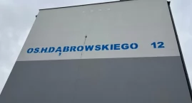 Wandal zniszczył odnowioną elewację bloku na Dąbrowskiego (foto)