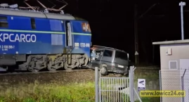 Osobówka wjechała pod dwie lokomotywy w Bełchowie (foto)