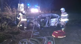 Wypadek koło Bielaw. Auto uderzyło w drzewo, dwie osoby poszkodowane
