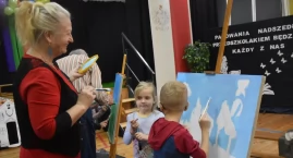 Lokalni artyści malują obrazy z przedszkolakami z Popowa (foto)