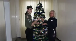 Betlejemskie Światełko Pokoju dla łowickich policjantów