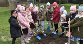 Przedszkolaki włączyły się w akcję 888. drzew dla Łowicza
