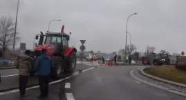 A2. Rolnicy zablokowali zjazd na autostradę w Łyszkowicach (foto,film)