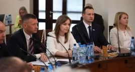 Łowicz. Trwa inauguracyjna sesja Rady Powiatu Łowickiego (foto, film)