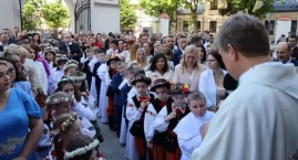 Łowicz. Pierwsza Komunia święta w parafii katedralnej (foto, film)