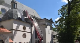 Akcja gaśnicza w łowickiej Bazylice! Spokojnie, to tylko ćwiczenia (foto,film)