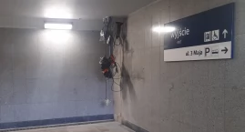 Łowicz. Co z kablami w przejściu podziemnym? PKP odpowiada na nasze zapytanie (foto)