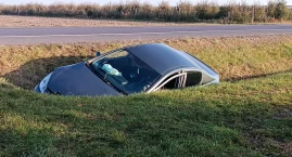 Zabostów Mały. Z niewyjaśnionych przyczyn zjechała do rowu (foto)[AKTUALIZACJA]