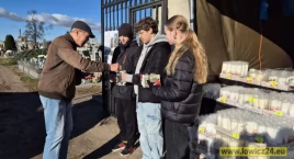 Uczniowie SP nr 2 w Łowiczu kwestują na rzecz zabytkowych grobów (foto)
