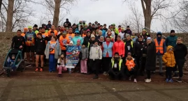 Orkiestrowa edycja parkrun w Łowiczu. Biegali, maszerowali i wspierali WOŚP (foto)