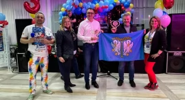 Flagi Miasta Łowicza z podpisem Jurka Owsiaka na aukcji WOŚP