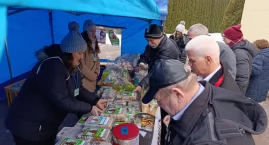 Bełchów jednoczy siły dla Adasia i Kubusia – kiermasz ciast na rzecz chorych braci (foto)