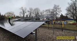 Łowicz stawia na energię odnawialną.  Montaż instalacji fotowoltaicznych ruszył w Przedszkolu Stokrotka (foto, film)