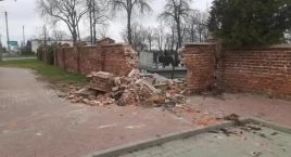 Nietrzeźwa kobieta wjechała w ogrodzenie cmentarza i zniszczyła nagrobki (foto, film)