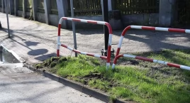 Kolizja w Alejkach Sienkiewicza. 18-latka uderzyła w barierki (foto)