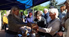 Słodka pomoc dla braci Strugińskich. Kiermasz charytatywny przy kościele w Bełchowie (foto)