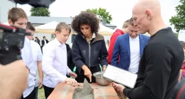 Fundacja Omeny Mensah wybuduje kompleks sportowo-artystyczny w Kiernozi (foto, film)